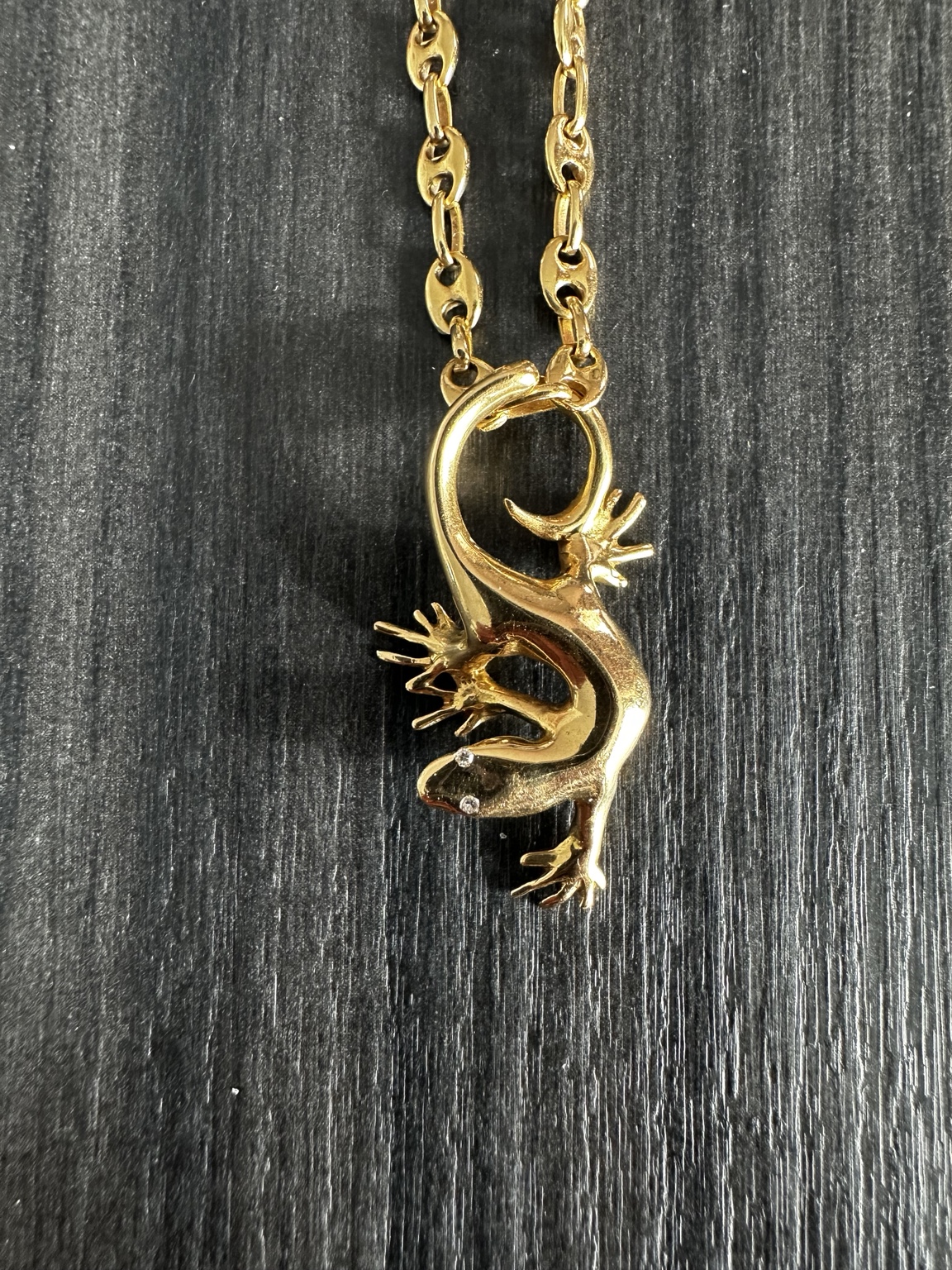 Pendentif lézard en or créé par Sophie Lamblin
