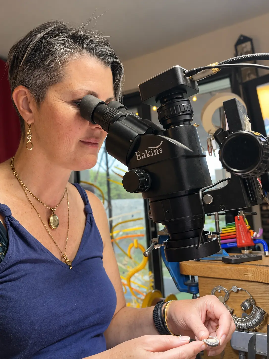 Sophie Lamblin contrôlant un bijou sous son microscope