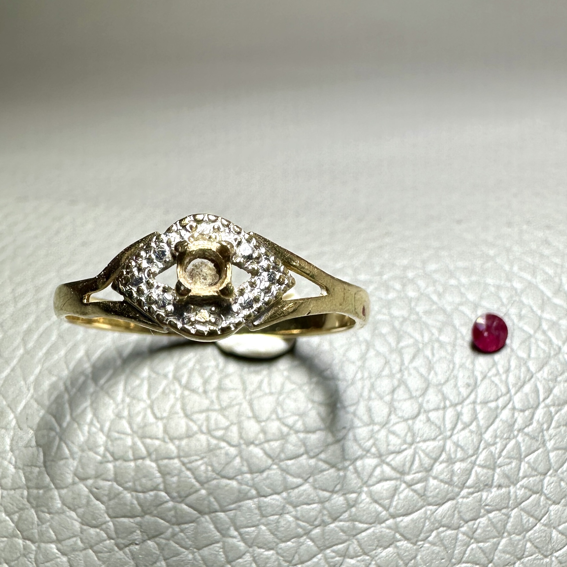 Bague avec une pierre manquante