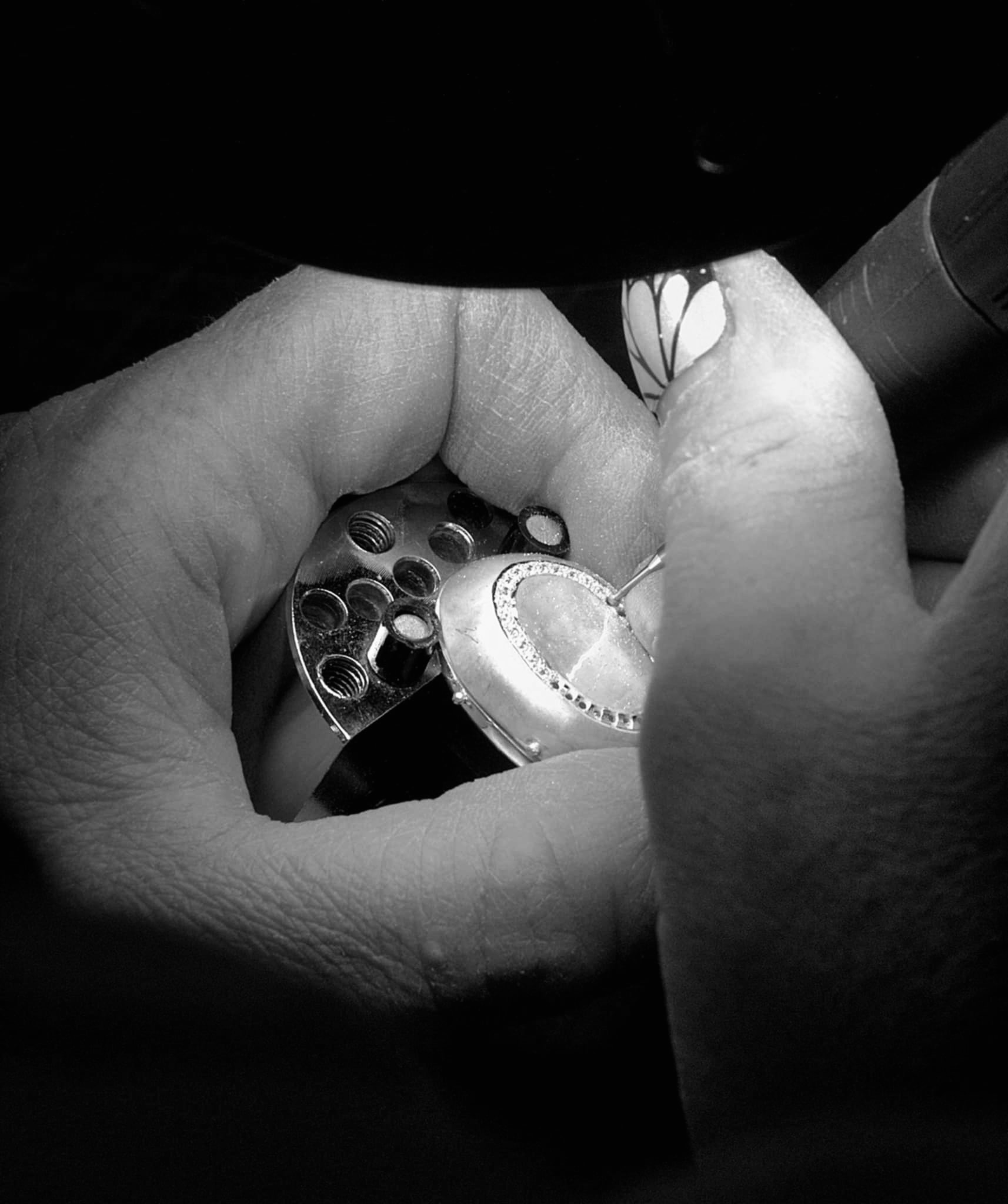 Sophie Lamblin en train de travailler à l'atelier